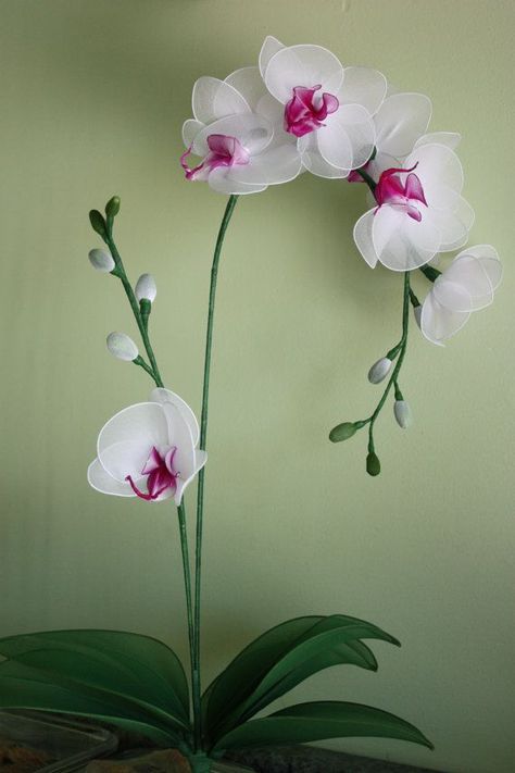 White Orchid Centerpiece, Nylon Crafts, Stocking Flowers, Sulaman Pita, Orchid Centerpieces, Nylon Flowers, Flowers For Wedding, Fleurs Diy, Flower Plants