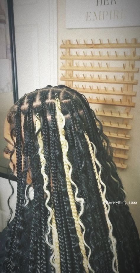 Cute Box Braids Ideas, Blond Black Braids, Black And Gold Knotless Braids, Purple Bohemian Braids, Braids Hairstyles For Light Skins, Small Braids With Color, Knotless Box Braids Color Blonde, Brown Braids With Peekaboo, Black Knotless With Blonde Highlights