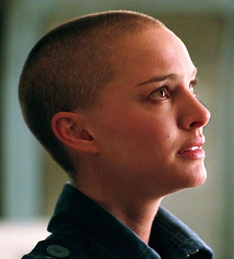 Natalie Portman in V for Vendetta (2005) Shaving Your Head, V For Vendetta, Shaved Head, Natalie Portman, Women's Hair, Fun Things, Your Head, Shaving, Domain Name