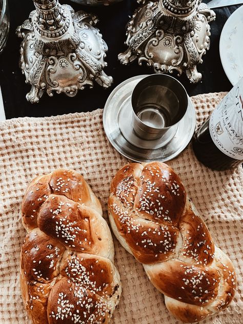 Shabbat Dinner Aesthetic, Shabbat Dinner Table, Aesthetic Corporate, Shalom Shabbat, Jewish Shabbat, Jewish Bread, Culture Cafe, Challah Bread Recipes, Shabbat Dinner