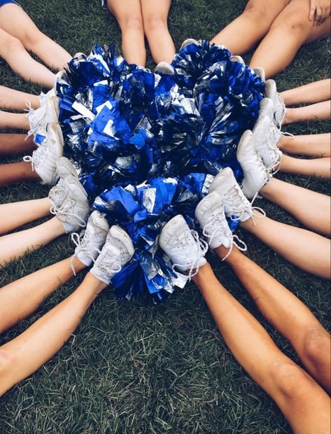 Poms Dance Team, Cheer Hacks, Cheer Photography, Cheer Pom Poms, Cheer Captain, Cute Cheer Pictures, Cheerleading Squad, Cheer Picture Poses, Cheerleading Pictures