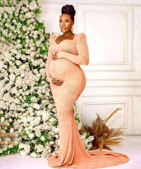 Maternity Shoot Dresses, Maternity Shoot Outfit, Elegant Maternity Dresses, Native Outfits, Maternity Photoshoot Ideas, Cute Maternity Dresses, Pregnant Bride, African Ladies, Maternity Evening Dress