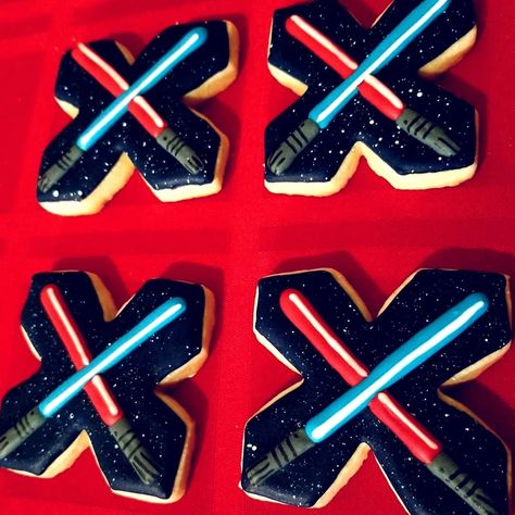 Starwars lightsaber cookies Darth Vader Cookies Decorated, Mandalorian Cookies Decorated, Star Wars Cookies Royal Icing, Star Wars Decorated Cookies, Darth Vader Cookies, Lightsaber Cookies, Star Wars Cookies Decorated, Star Wars Sugar Cookies, Star Wars Dessert