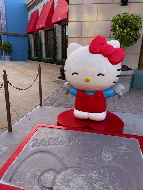 Hello Kitty Universal Studios, Universal Studios Aesthetic, Universal Studios Orlando Aesthetic, Universal Studios Orlando Hello Kitty, Universal Studios Hollywood Hello Kitty, Universal Studios Merchandise, Hello Kitty Store Universal, Universal Studios Hello Kitty Store, Hello Kitty Places In Japan