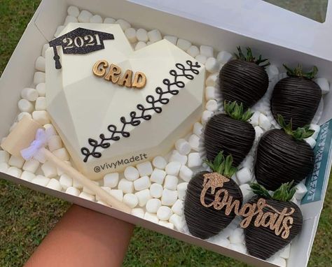 Graduation Dipped Strawberries, Strawberry Graduation Ideas, Chocolate Covered Strawberries Graduation, Graduation Treat Box Ideas, Grad Chocolate Strawberries, Graduation Strawberries Chocolate, Grad Strawberries, Graduation Strawberry Ideas, Graduation Chocolate Covered Strawberry