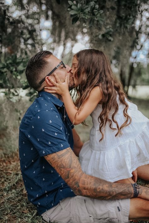 Daddy Daughter Photoshoot Father Daughter Poses, Father Daughter Pictures, Father Daughter Photos, Father Daughter Photography, Family Picture Poses, Cute Couples Kissing, Pregnant Couple, Father Daughter, Couple Photoshoot Poses