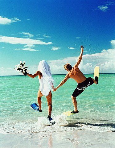 beach wedding Honeymoon Tips, Honeymoon Pictures, Bahamas Wedding, Wedding Destinations, Funny Wedding Photos, Honeymoon Planning, Beautiful Beach Wedding, Cruise Wedding, Caribbean Wedding