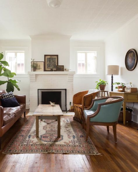 Eclectic Old House, Entryway Straight Into Living Room, Casual Eclectic Living Room, Living Room Designs Old House, Apartment Traditional Decor, Cozy Old House Interior, Eclectic Classic Decor, Eclectic Southern Decor, Traditional Eclectic Home