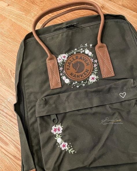 Embroidered Kanken, Mochila Fjallraven Kanken, Embroidered Backpack, Floral Embroidery Patterns, Backpack Decoration, Diy Embroidery Patterns, Embroidery On Clothes, Hanoi Vietnam, Cute Embroidery