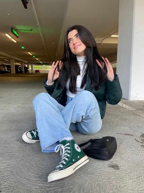 Forest Green Converse Outfit, Outfits With Colored Converse, Green Converse Outfit Aesthetic, Converse Green Outfit, Dark Green Converse Outfit, Outfits With Green Converse, Green Converse Outfit Ideas, Green Converse Outfit, Blue Converse Outfit