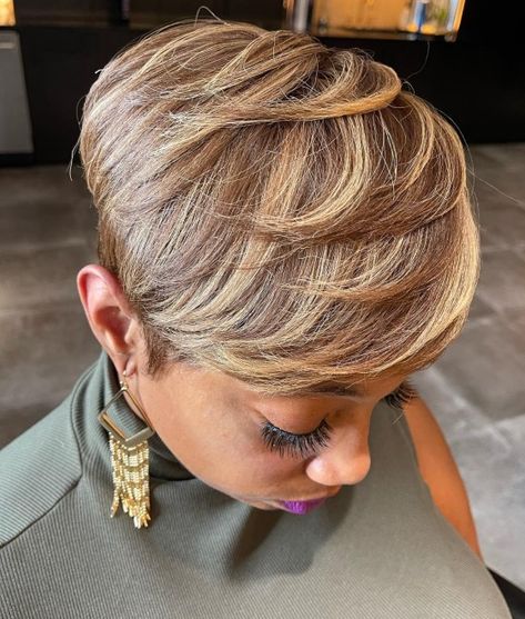 Black Women with Blonde Hair Blonde For Dark Skin, Hair Colors For Dark Skin, Pixie Cut With Highlights, Unusual Hair Colors, Natural Dark Hair, Hair Color For Dark Skin, Beige Blonde Hair, Ice Blonde Hair, Light Brown Skin