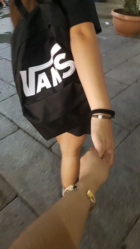 Vans Backpack Aesthetic, Vans Old Skool Backpack, Highschool Backpack, Vans Aesthetic, Vans Backpack, Stylish School Bags, Aesthetic Backpack, Backpack Outfit, Rain Poncho