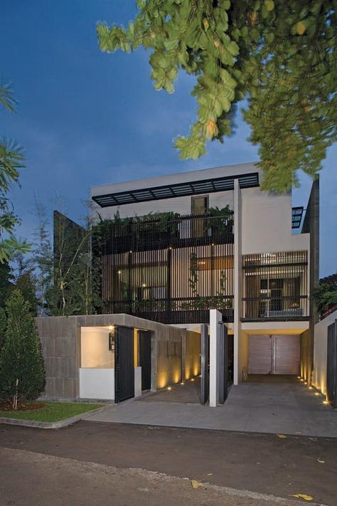 Split Level House / Indra Tata Adilaras Modern Home Designs, Home Designs Exterior, Wooden Interior, House Gate, Modern Contemporary Home, House Facade, Split Level House, Modern Villa, Box Houses