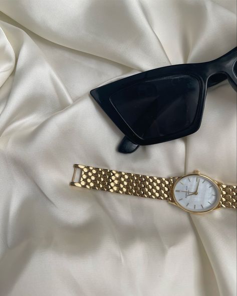 Rosefield Watch, Black Sunnies, Black And Gold Watch, Blogger Style, Cluse Watch, Black Sunglasses, Daniel Wellington, Gold Watch, Black And Gold