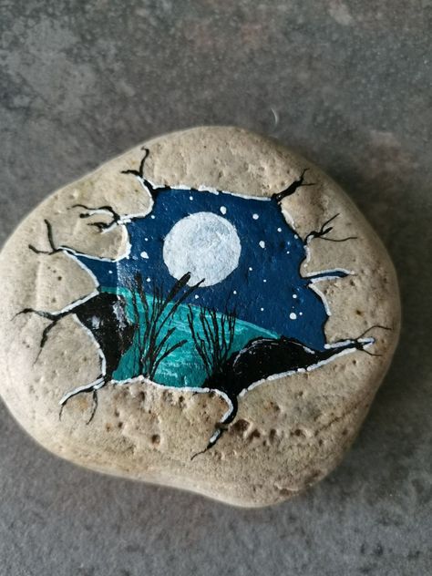 Shell Rock Painting, Rock Painting Ideas Mountain, Rock Painting Mountains, Nature Painted Rocks, Caillou Roche, Northern Lights Painting, Diy Rock Art, Stone Art Painting, Happy Stones