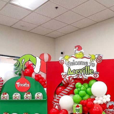 Fresno Balloon stylist ✨ on Instagram: "Grinch is such a vibe this Christmas season 🎄♥️ At our favorite indoor playground @justkiddinplayground #balloons #grinchballoons #grinch #grinchmas #thegrinch #grinchdecor #birthdaytheme #birthdayparty #birthdaydecor #birthdayballoons #balloonideas #balloonstylist #balloonart #christmasdecor #christmas #christmasballoons" Grinch Backdrop Ideas, Grinch Fireplace, Grinch Baby Shower Ideas, Grinch Birthday Party, Mr Grinch, Baby Grinch, Grinch Party, Christmas Balloons, Kids Christmas Party