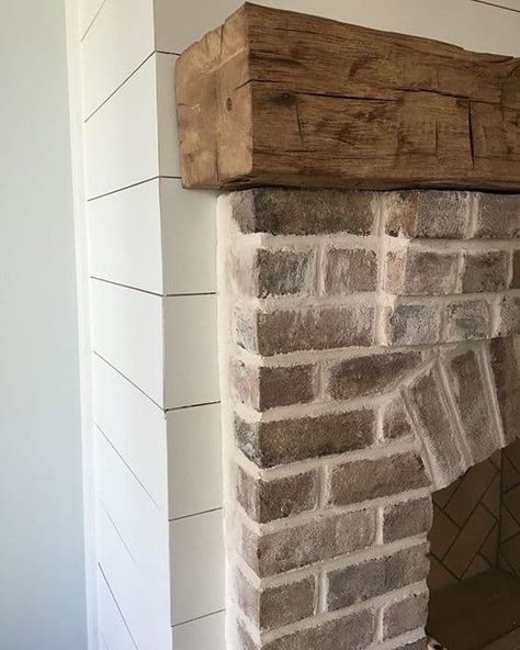 Natural Brick Fireplace, Brick And Shiplap, Farmhouse Fireplace Ideas, White Wash Brick Fireplace, Fireplace Area, Reclaimed Wood Fireplace, Wood Mantle Fireplace, Shiplap Kitchen, Fireplace Style