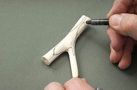 Whittling Patterns Free, Bird Carving Patterns, Whittling Patterns, Carving Tutorial, Wood Carving Sculpture, Pencil Carving, Tre Kunst, Whittling Projects, Carved Wooden Birds