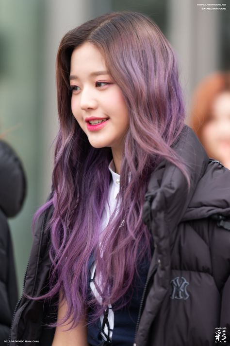 Wonyoung Purple Hair, Wonyoung Violeta, Wonyoung Hair, Red Hair Kpop, Pastel Purple Hair, Blonde Hair With Bangs, Zero Wallpaper, Kpop Hair, Sleek Ponytail