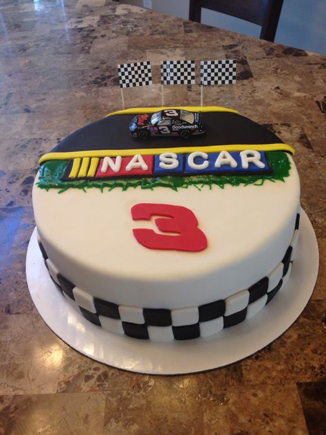 NASCAR Earnhardt Sr. Fondant Cake Nascar Smash Cake, Dale Earnhardt Cake, Nascar Cake Ideas, Nascar Party Food, Nascar Birthday Cake, Nascar Birthday Party, Nascar Cake, Nascar Birthday, Gaming Cake