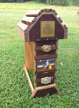 Award display saddle  stand Trophy Saddle Display, Mcclellan Saddle, Equestrian Diy, Tack Room Organization, Barrel Horses, Western Ideas, Saddle Racks, Saddle Stand, Tack Box