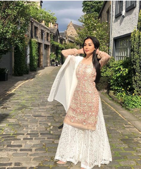 #Repost from @loveuzma 🌟🌟 #PakistanStreetStyle White Plazo, Gown Dress Party Wear, White Prom Dress Long, Kurta Lehenga, Pakistani Kurta, Mehendi Outfits, Diwali Outfits, Bridal Designers, Long Kurta