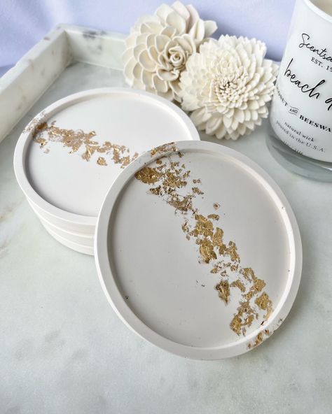 These beautiful coasters are made from eco resin and are white with gold foil accents #jesmonite #jesmonitehomeware #coasters #kitchenaccessories Jesmonite Diy, Jesmonite Ideas, Concrete Home Decor, Gold Coasters, Candle Crafts Diy, Cement Diy, Cement Art, Diy Ceramic, Concrete Crafts