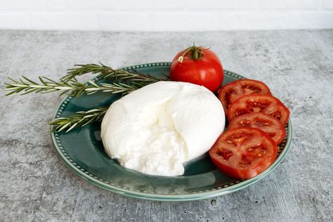 How to Make Burrata at Home Make Burrata Cheese, Burrata Cheese Recipe, Dash Diet Meal Plan, Burrata Recipe, Peanut Butter Fudge Easy, Flavored Water Recipes, Cream Fresh, Burrata Cheese, Clam Recipes