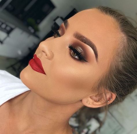 Red Lips Wedding, Purple Lips Makeup, Make Up Yeux, Red Lips Tutorial, Bronze Smokey Eye, Red Lips Makeup Look, Ball Makeup, Gold Makeup Looks, Wedding Hairstyles And Makeup