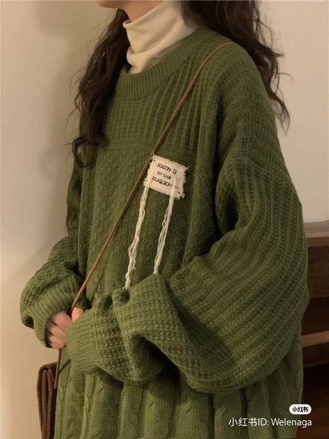 Green Sweater Outfit Aesthetic, Green Sweater Aesthetic, Green Aesthetic Outfits, Cozy Sweaters Outfits, Olive Green Outfit, Everyday Fashion Outfits, Looks Street Style, Green Sweater, Modest Fashion Outfits