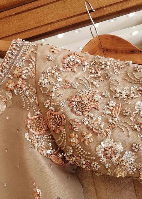 Work Blouse Hand Designs, Gold Dupatta, Zardosi Embroidery, Gold Work Embroidery, Hand Work Design, Hand Embroidery Dress, Aari Work Blouse, Couture Embroidery, Handmade Embroidery Designs