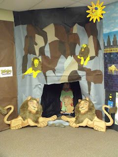 Daniel and the Lion's Den Corner - Black bed sheet or painted white sheet to make den. Daniel And The Lions Den, Daniel In The Lion's Den, Daniel And The Lions, Children's Church Crafts, Bible Story Crafts, Vbs Themes, Preschool Bible, Bible School Crafts, Bible Crafts For Kids