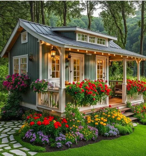 Wohne Im Tiny House, Tiny House Exterior, Backyard Cottage, Small Cottage Homes, Little Cottages, Tiny House Nation, Cottages And Bungalows, Tiny Cottage, Getaway Cabins