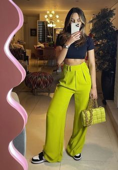 Pink Pants Outfit, Modest Casual Outfits, Color Combos Outfit, Midsize Outfits, Neon Outfits, Glam Outfit, Neon Fashion, Street Style Edgy, Stay Young