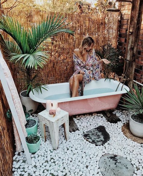 Outdoor Bathtub Diy, Bathtub Diy, Outside Bathtub, Diy Bathtub, Outdoor Bathtub, Outdoor Bathroom Design, Outdoor Tub, Outdoor Baths, Outdoor Bath