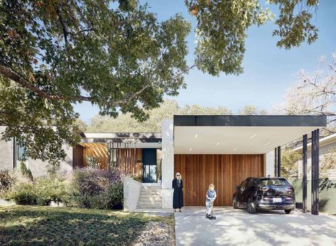 Mid-century modern home offers fresh and inspiring details in Austin Carport Modern, Modern Carport, Mid Century Modern Exterior, Mid Century Exterior, Carport Designs, Mid Century Architecture, Mid Century Modern House, Modern Exterior, Style At Home