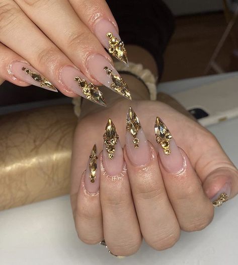 Almond Nails Diamonds Rhinestones, Gold Studded Nails, Gold Stone Nails, Pointy Gold Nails, Glam Gold Nails, Blinged Out Almond Nails, Gold Stilleto Nails Designs, Gold Stiletto Nails Designs, Prom Nails Stiletto