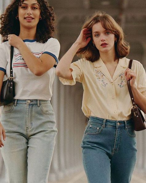 Simple Retro on Instagram: “New release today on simpleretro.com. 90’s Vintage Jeans Collection #jeans #90sfashion #retro #shirt #blouse #paris #vintageinspired…” Mode Old School, Flot Makeup, Look Jean, 여름 스타일, Simple Retro, Look Retro, Outfit Trends, Modieuze Outfits, Carrie Bradshaw