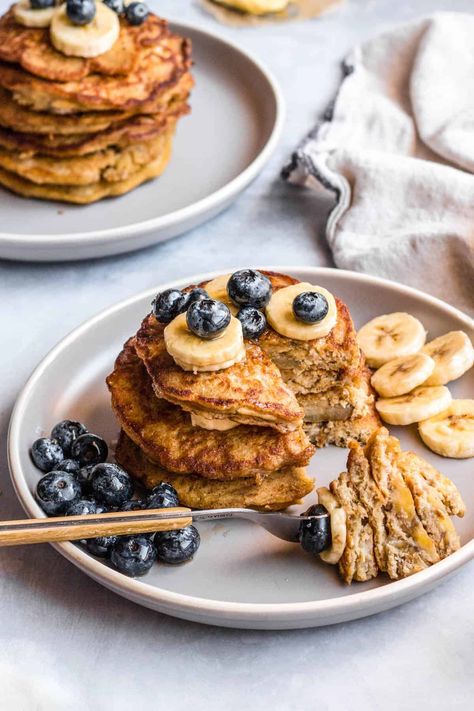 Banana Oat Pancakes are made with simple pantry ingredients and fresh bananas. They fit any lifestyle and tastes delicious when served with sliced bananas, blueberries and maple syrup. Oat Banana Pancakes, Classic Pancake Recipe, Gluten Free Banana Pancakes, Oat Slice, Basic Pancakes, Banana Uses, Banana Oat Pancakes, Healthy Pancakes, Banana Pancakes Recipe