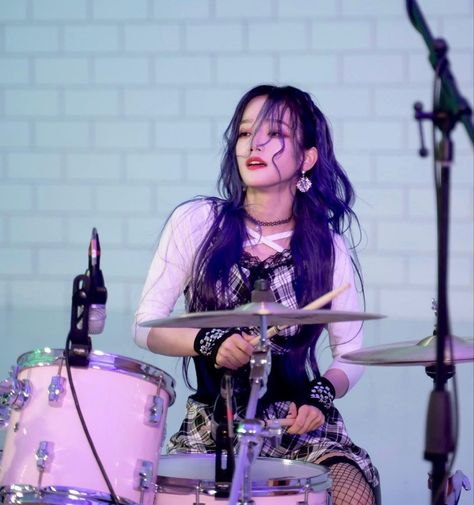 Drums Girl, Rolling Quartz, Female Drummer, 2000s Punk, Rock Girl, Aesthetic Grunge Outfit, Riot Grrrl, Rock Groups, I'm With The Band