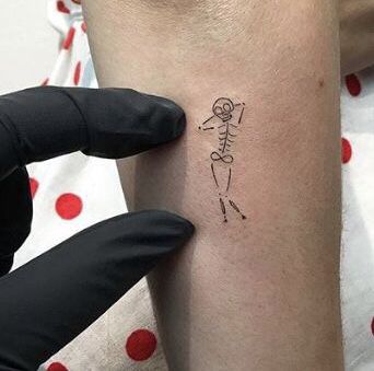 Skeleton Tattoo, Petit Tattoo, Small Girl Tattoos, Tattoos Geometric, E Tattoo, Poke Tattoo, Tattoo Trends, Little Tattoos, Small Tattoo