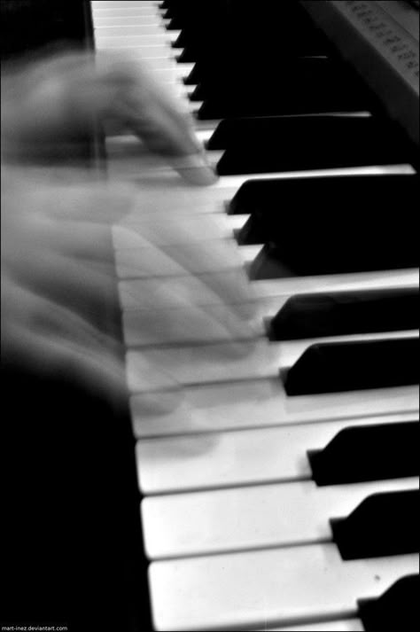 Piano Photography, White Piano, Piano Playing, Fotografi Urban, Fotografi Vintage, Playing Piano, Photography Classes, Music Aesthetic, Black And White Aesthetic