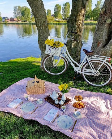 Spring Season Activities, Bike Ride Aesthetic, Tea Picnic, Soft Life Era, Bicycle Aesthetic, Seasons Activities, Vision Board Photos, Vision Board Pictures, Romantic Picnics