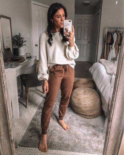 Mocha Joggers Outfit, How To Style Khaki Joggers Women, Tan Athletic Pants Outfit, Brown Cargo Joggers Outfit, Brown Jogger Pants Outfit, Tan Joggers Outfit Women, Brown Joggers Outfit Women, Tan Sweatpants Outfit, Cargo Joggers Outfits Women