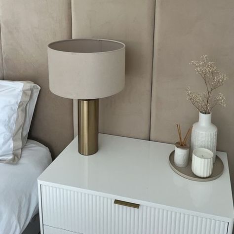 Cream Gold And White Bedroom, Beige Girly Bedroom, Bedroom Inspirations Gold Accents, Room Decor Beige And White, Beige Decor Bedroom, Beige Bedroom Ideas Modern, Beige Room Bedroom, Beige Room Ideas, Gold Bedroom Aesthetic