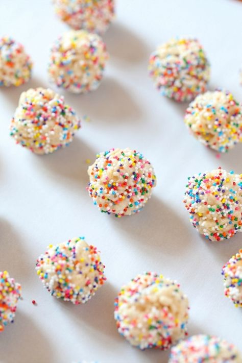 Baby Sprinkle Desserts, Cookie Dunkers, Shareable Desserts, Kids Party Treats, Marshmallow Desserts, Cookies And Cups, Chocolate Crackles, Party Bites, Fingerfood Party