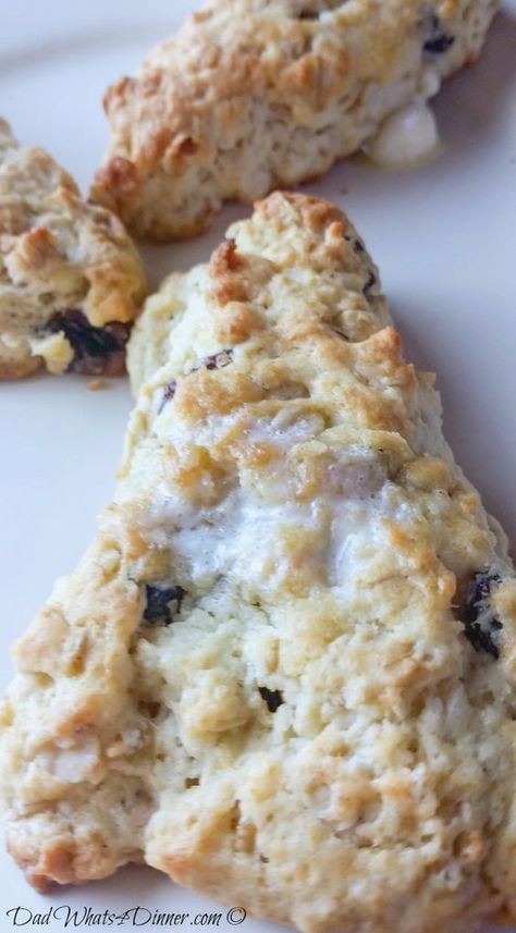 Oatmeal Scones, Raisin Scones, Breakfast Scones, Think Food, Oatmeal Raisin, Scone Recipe, Breakfast Breads, Bagels, Pavlova