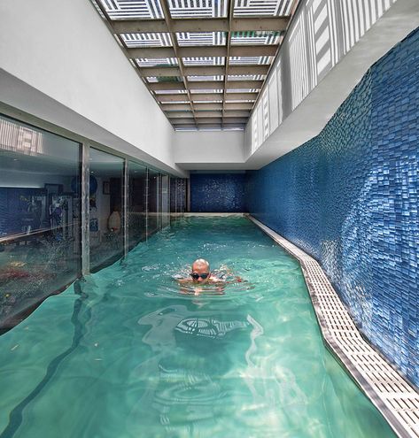 Glass Walled Swimming Pools: 10 Amazing Designs Elegant Pool, Small Indoor Pool, Ideas De Piscina, Indoor Swimming Pool Design, West Village Townhouse, Indoor Pool Design, Piscina Interior, Indoor Pools, Luxury Swimming Pools