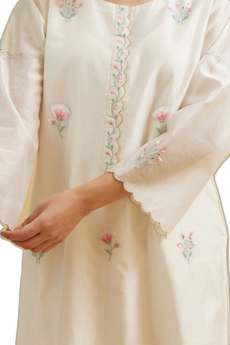 Silk Chanderi Embroidered Kurta Hand Embroidery Kurtas Woman, Pola Bordir, Kurta Pant Set, Embroidery On Kurtis, Kurti Embroidery Design, Kurta Neck Design, Salwar Kamiz, Dress Design Patterns, Sleeves Designs For Dresses