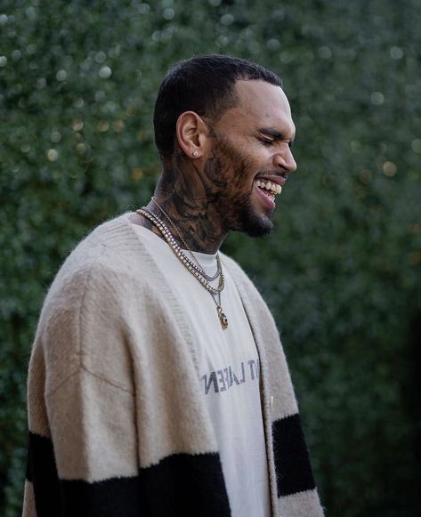 #fanfiction Chris Brown Smiling, Chris Brown Hair, Brown Photoshoot, Chris Brown Art, Chris Brown Photoshoot, Chris Brown Wallpaper, Chris Brown Pictures, Chris B, Breezy Chris Brown